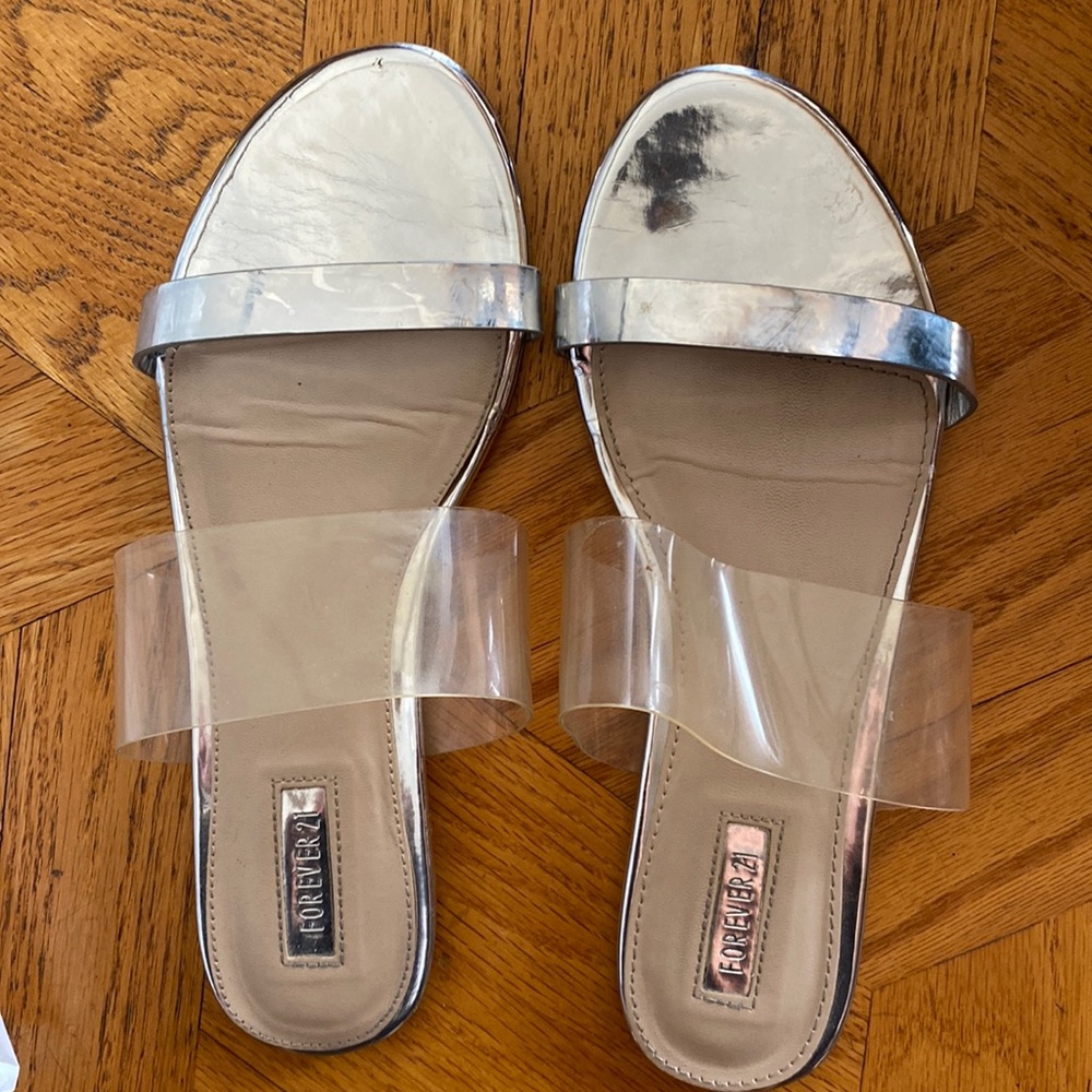 FOREVER 21 SILVER SANDALS SIZE 7 PERFECT FOR SUMMER